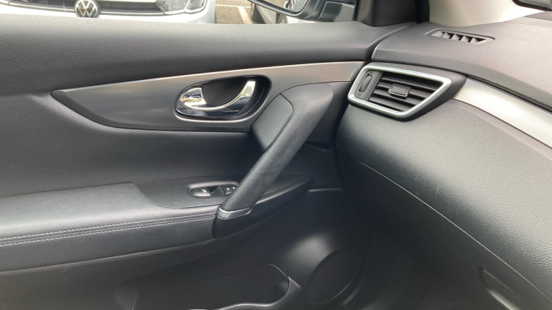 Nissan Qashqai 1.3 DiG-T N-Motion 5dr Petrol Hatchback